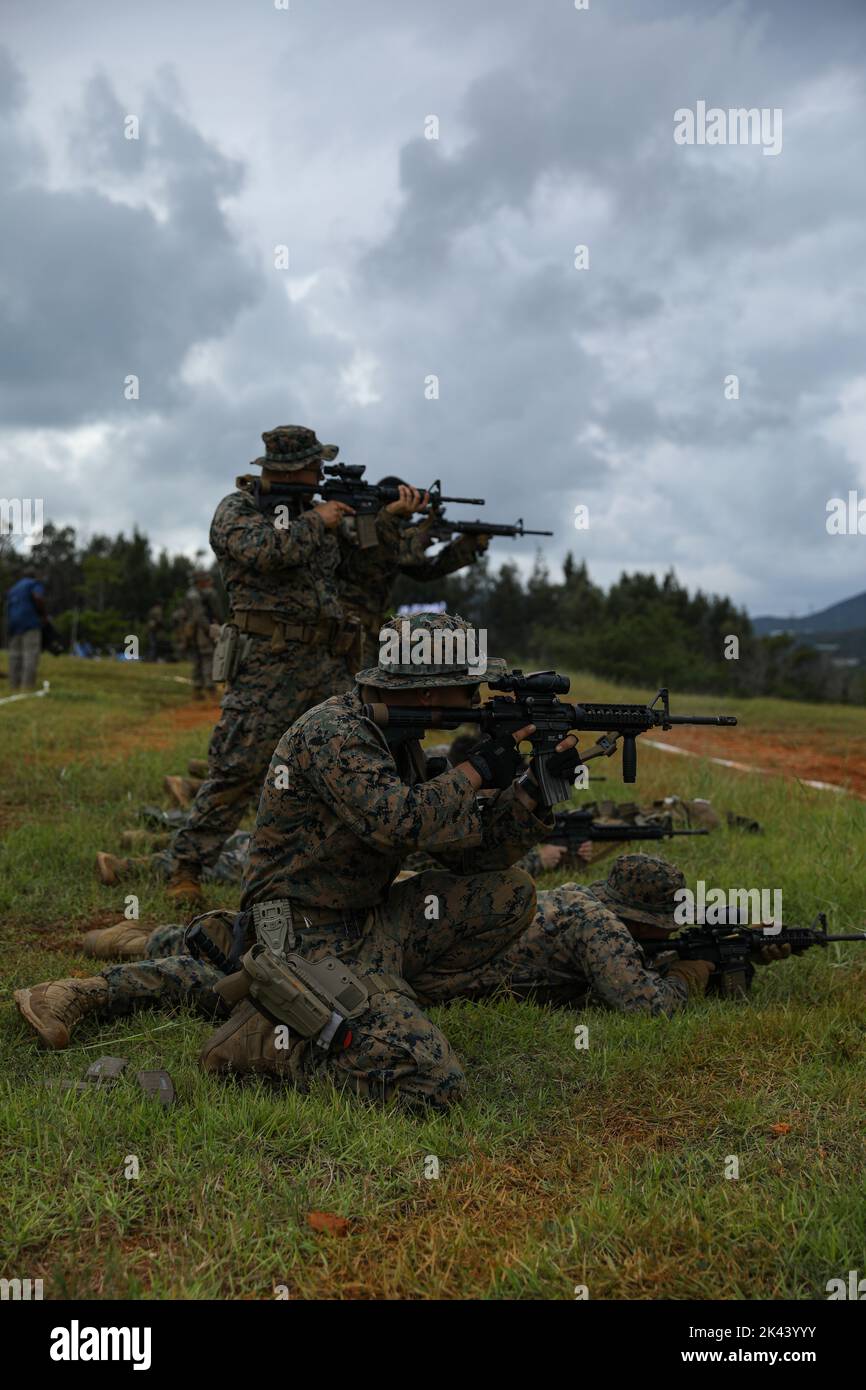 U.S. Marines mit 9h Engineer Support Bataillon und Combat Logistics Regiment 3, 3D Marine Logistics Group feuern während eines Live-Feuerrandes auf Camp Hansen, Okinawa, Japan, 24. September 2022 die M4A1- und M16A4-Einsatzgewehre. Die Serie wurde als Tryout für die Installationen der III Marine Expeditionary Force und des Marine Corps Pacific Marines durchgeführt, um ihre einzelnen Einheiten beim bevorstehenden Far East Division-Schießwettbewerb zu repräsentieren. 3D MLG mit Sitz in Okinawa, Japan, ist eine nach vorne eingesetzte Kampfeinheit, die als umfassendes Logistik- und Kampfdienststützpunkt der III MEF für Operationen dient Stockfoto