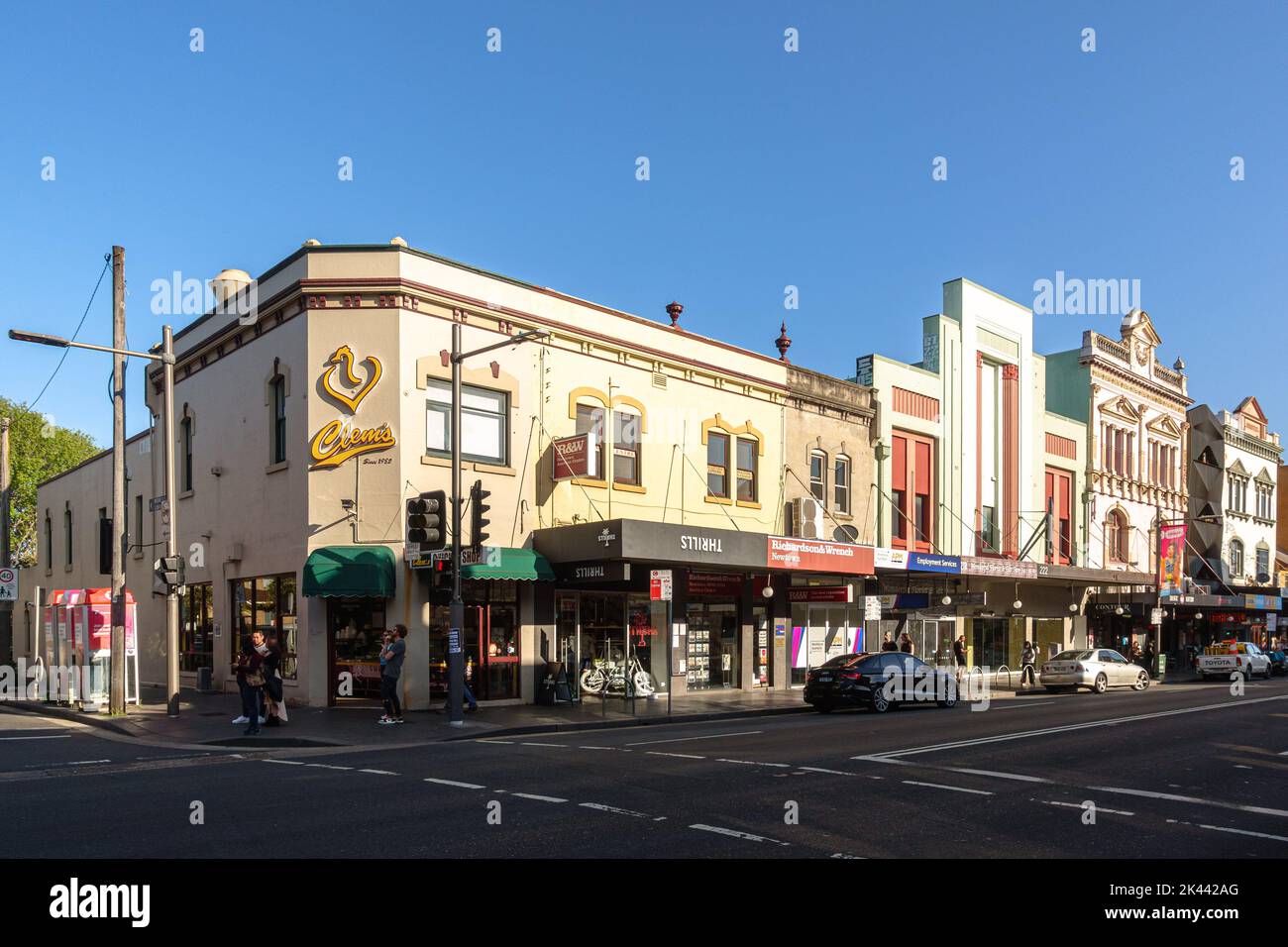 Gebäude entlang der North King Street in Newtown, Sydney, berühmt für seine viktorianische und föderationäre Architektur Stockfoto