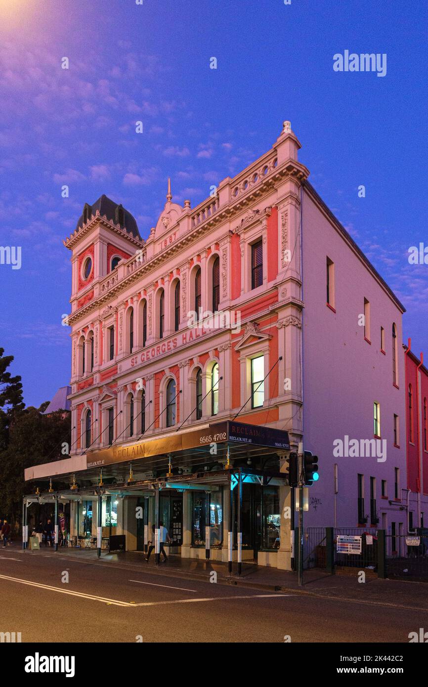 St Georges Hall in der King Street in Newtown, Sydney, zur blauen Stunde Stockfoto