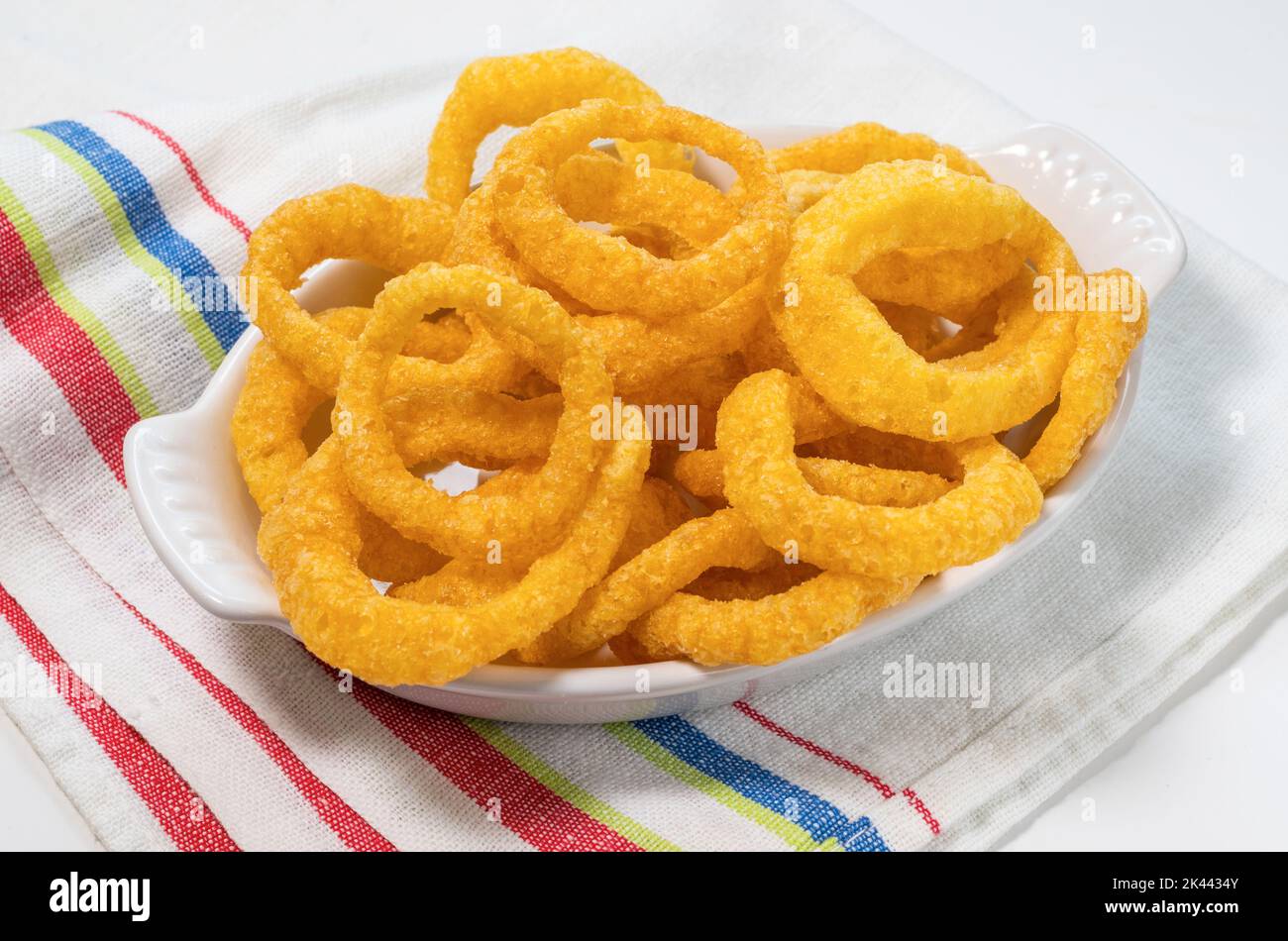 Ein kleiner Teller mit gebratenen Zwiebelringen Stockfoto