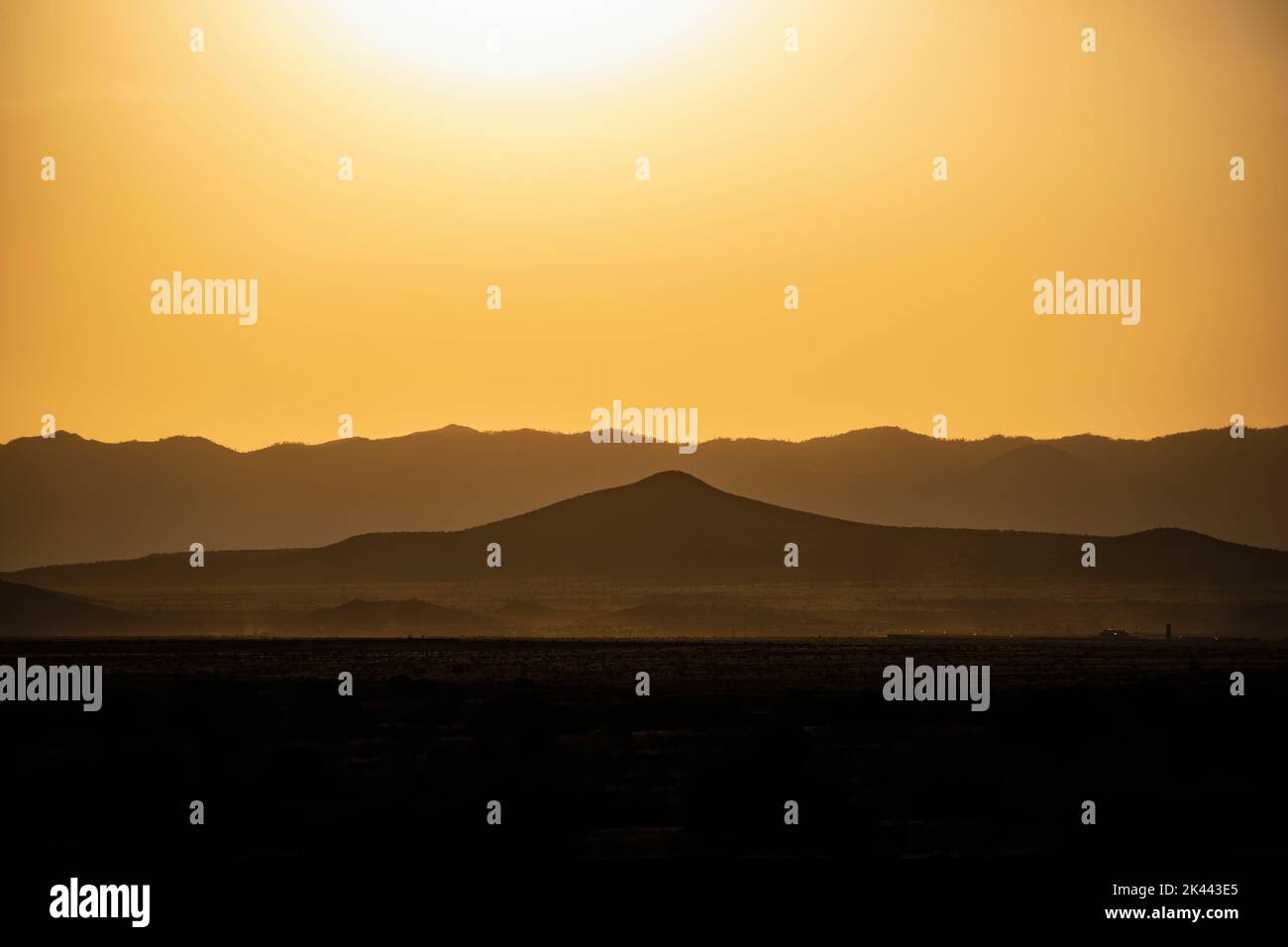 USA, New Mexico, Santa Fe, Wildfire-Rauch über Wüstenlandschaft bei Sonnenuntergang Stockfoto