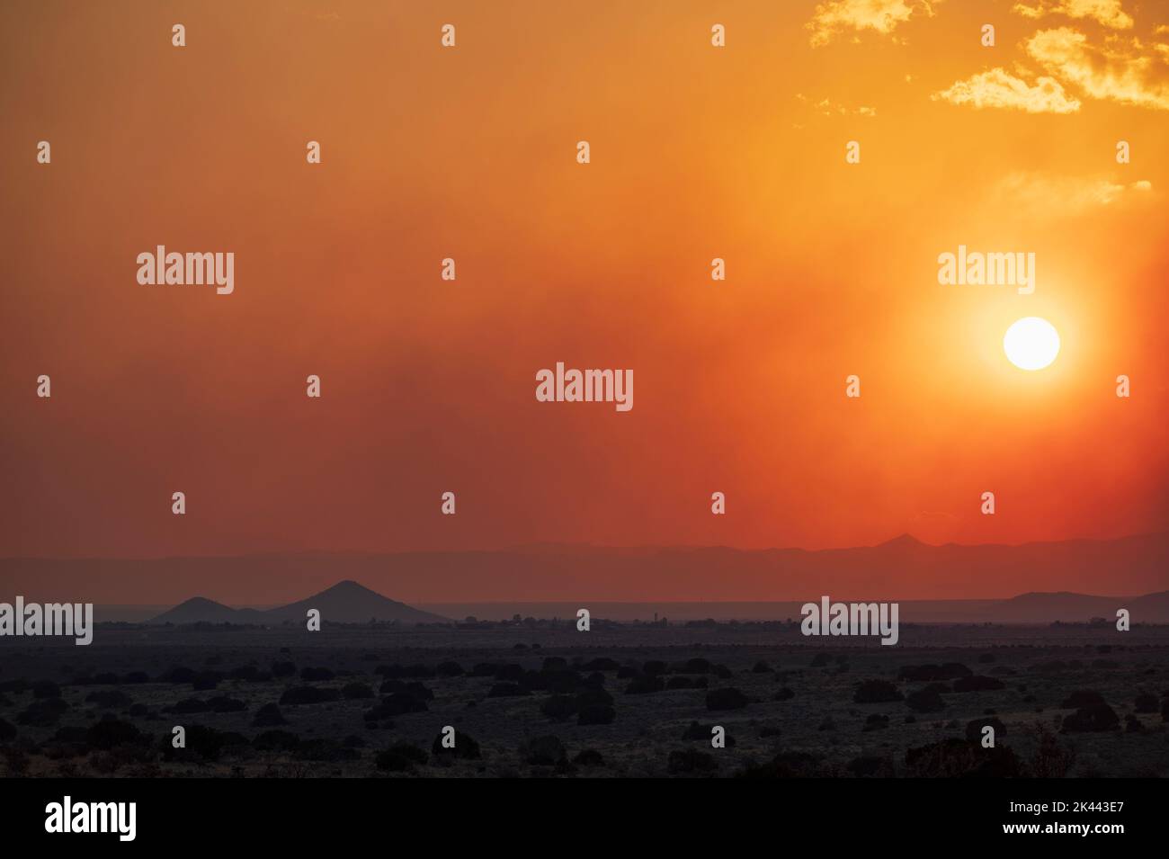 USA, New Mexico, Santa Fe, Rauch von Wildfire und Sonnenuntergang über Wüstenlandschaft Stockfoto