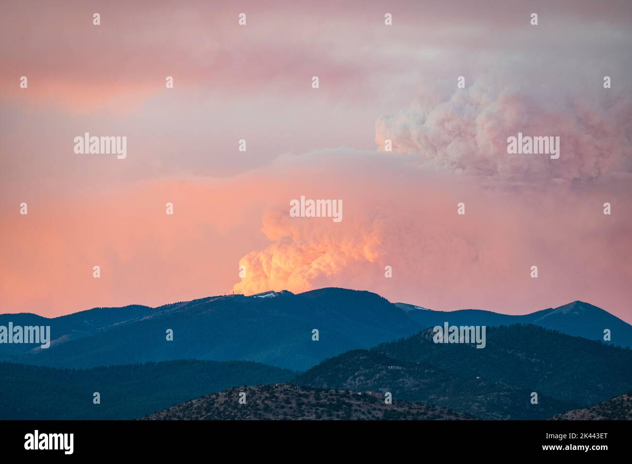 USA, New Mexico, Santa Fe, Smoke over Sangre de Cristo Mountains beim Calf Canyon/Hermits Peak Fire Stockfoto