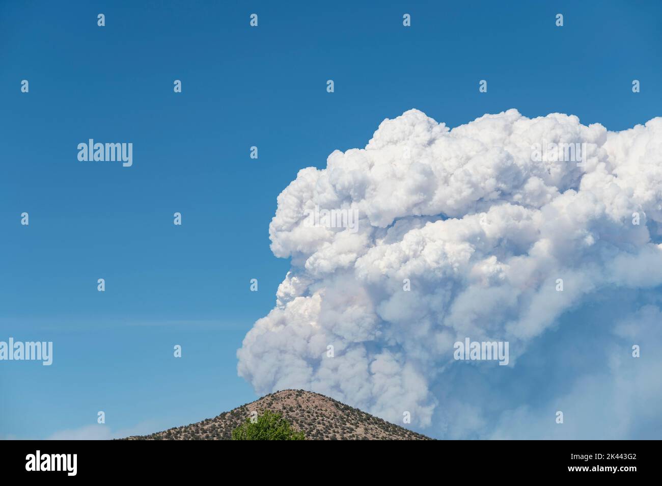 USA, New Mexico, Santa Fe, Smoke over Mountain Peak beim Calf Canyon/Hermits Peak Fire Stockfoto