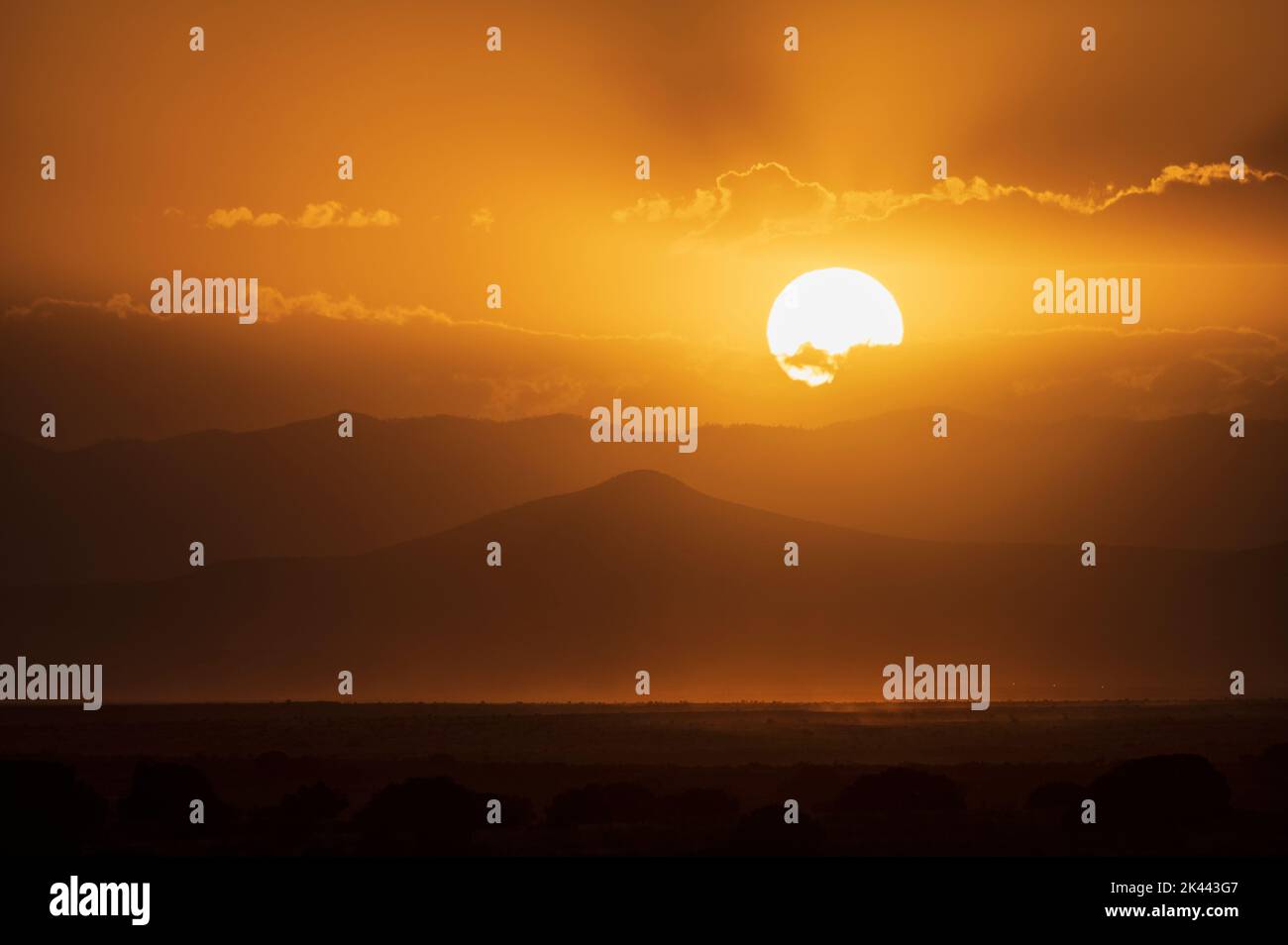 USA, New Mexico, Santa Fe, Sonnenuntergang über der Wüste in wildem Feuer Stockfoto