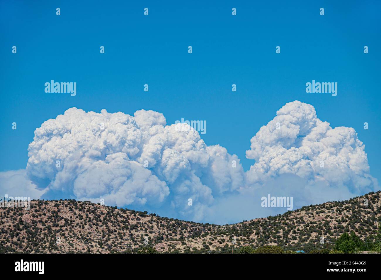 USA, New Mexico, Santa Fe, rauchen Sie über Hügeln beim Calf Canyon/Hermits Peak Fire Stockfoto