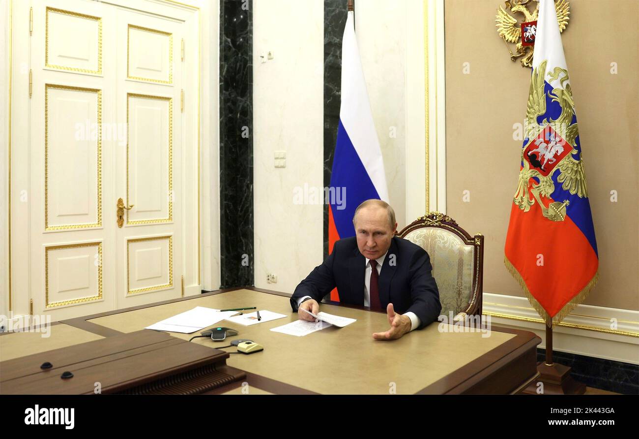 Moskau, Russland. 29. September 2022. Der russische Präsident Wladimir Putin hält am 29. September 2022 in Moskau, Russland, eine Videokonferenz mit den Leitern der Sicherheitsbehörden und Nachrichtendienste der Gemeinschaft unabhängiger Staaten im Kreml ab. Kredit: Gavriil Grigorov/Kremlin Pool/Alamy Live Nachrichten Stockfoto