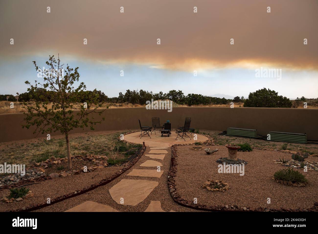USA, New Mexico, Santa Fe, Garten in Wüstenlandschaft mit Rauchwolken bei Sonnenuntergang Stockfoto