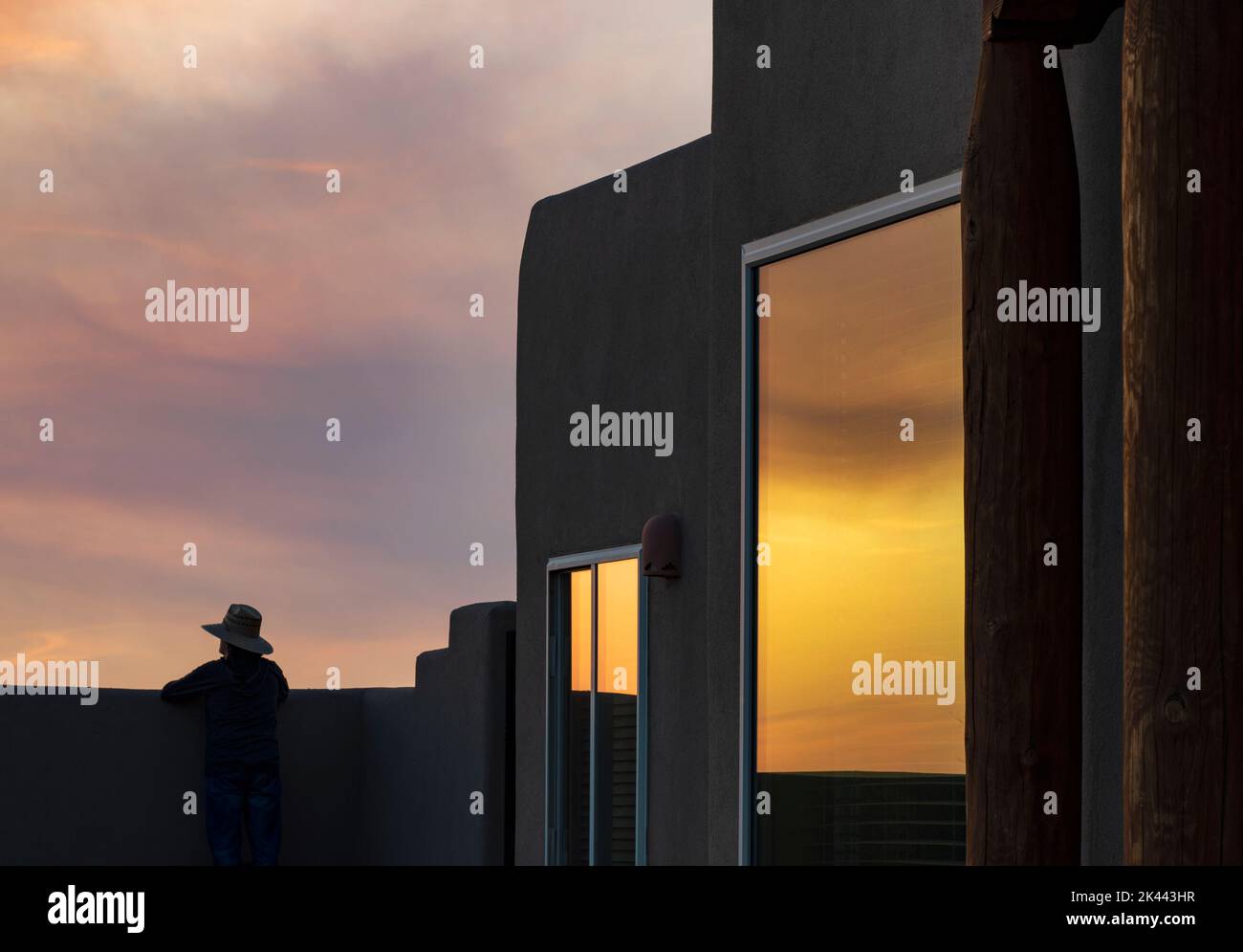 USA, New Mexico, Santa Fe, Rückansicht des Menschen, der beim Sonnenuntergang Wildfeuer-Rauch sieht Stockfoto
