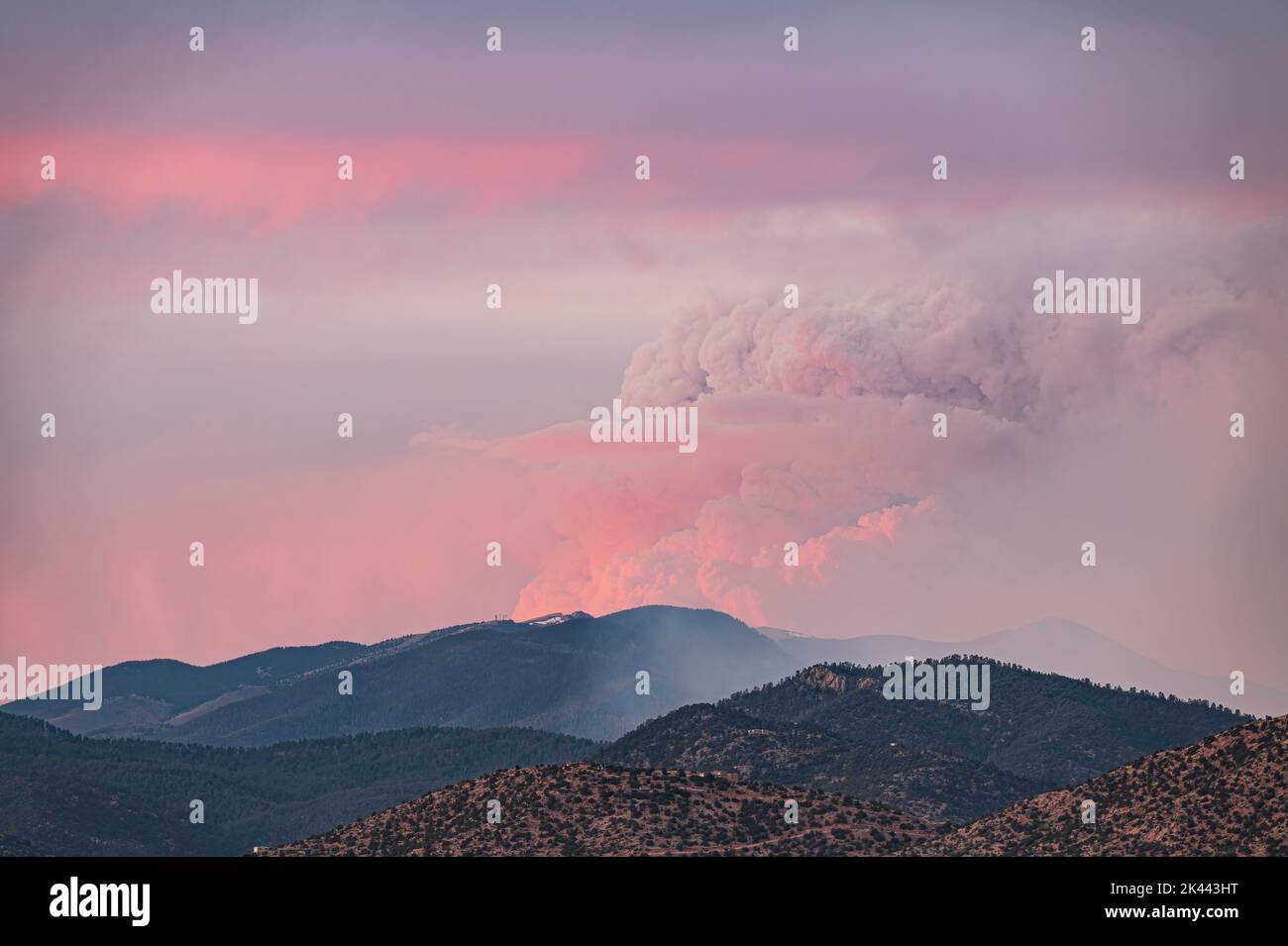 USA, New Mexico, Santa Fe, Wildfire-Rauch über den Sangre de Cristo Mountains bei Sonnenaufgang Stockfoto