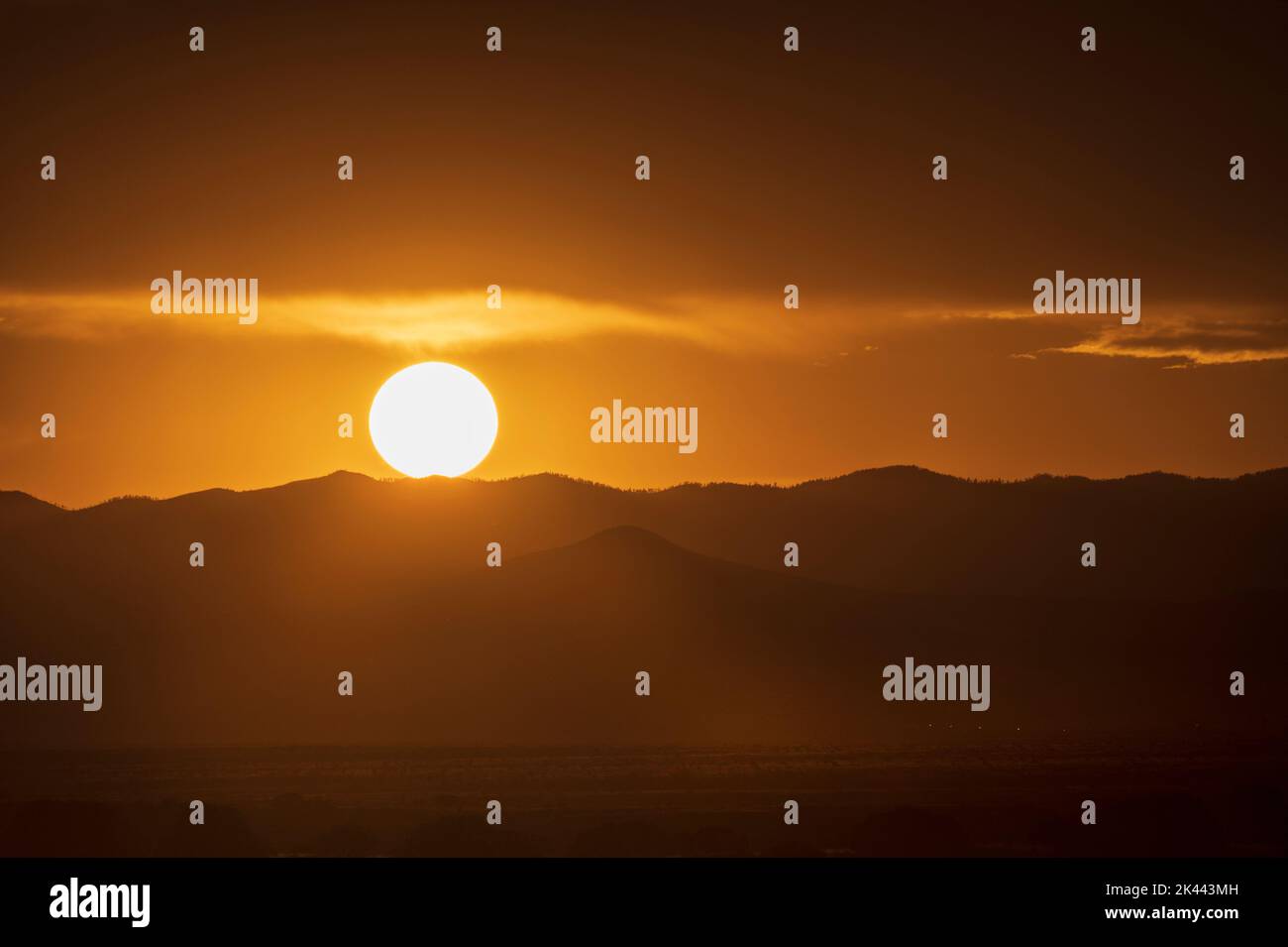 USA, New Mexico, Santa Fe, Rauch von Wildfire und Sonnenuntergang über Wüstenlandschaft Stockfoto