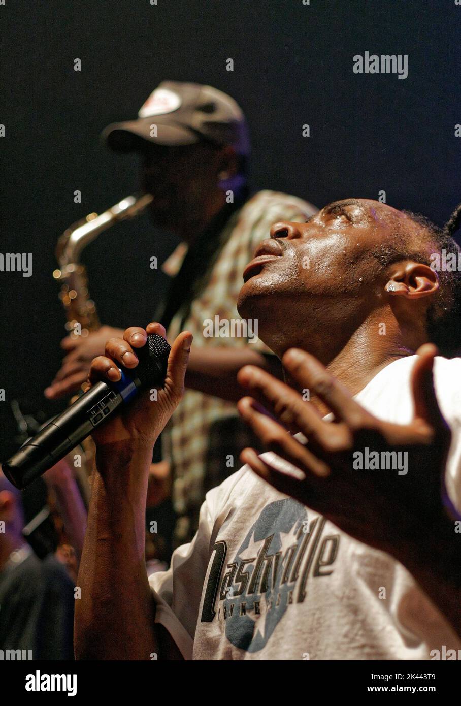 Der mit dem Grammy ausgezeichnete Rapper Coolio (rechts) spielt am Montag, den 5. Oktober 2009, im Club 527 Main in Murfreesboro, Rutherford County, TN, USA, seinen Multimillionen-verkaufenden Signature-Hit 'Gangsta's Paradise' zusammen mit dem Saxophonisten Jarel 'Jarez' Posey. Der gebürtige Artis Leon Ivey Jr., Coolio, ist vielleicht am besten bekannt für seine Mitte 1990s Hits 'Gangsta's Paradise' und 'Fantastic Voyage', gewann 1996 den Grammy für den besten Rap Solo Performance und 1996 den MTV Video Music Award für 'Gangsta's Paradise' und wurde bei den American Music Awards 1996 zum Lieblings-Rap/Hip-Hop-Künstler gekrönt. (APEX MediaWire Foto von Billy Suratt) Stockfoto