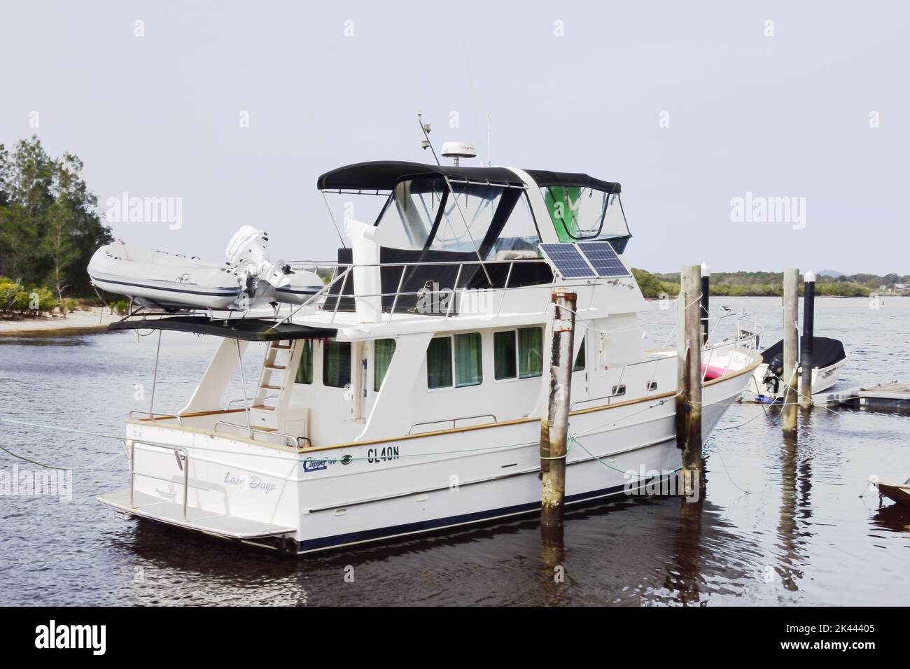Cabin Cruiser „Lazy Days“ auf dem Myall River in Tea Gardens, NSW, Australien. Stockfoto