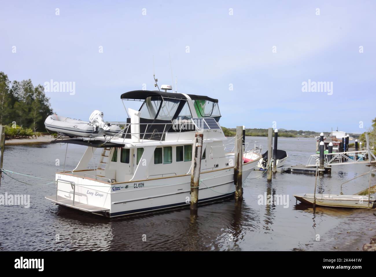 Cabin Cruiser „Lazy Days“ auf dem Myall River in Tea Gardens, NSW, Australien. Stockfoto