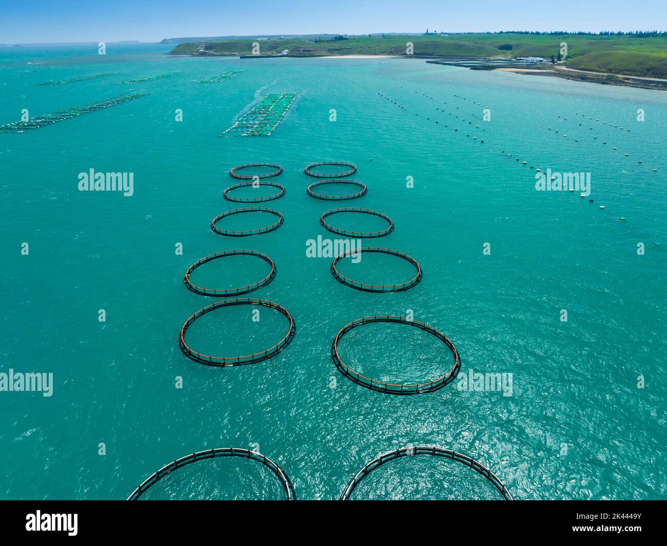 Luftaufnahme der großen Fischfarmeinheit auf dem Meer, Taiwan. Stockfoto