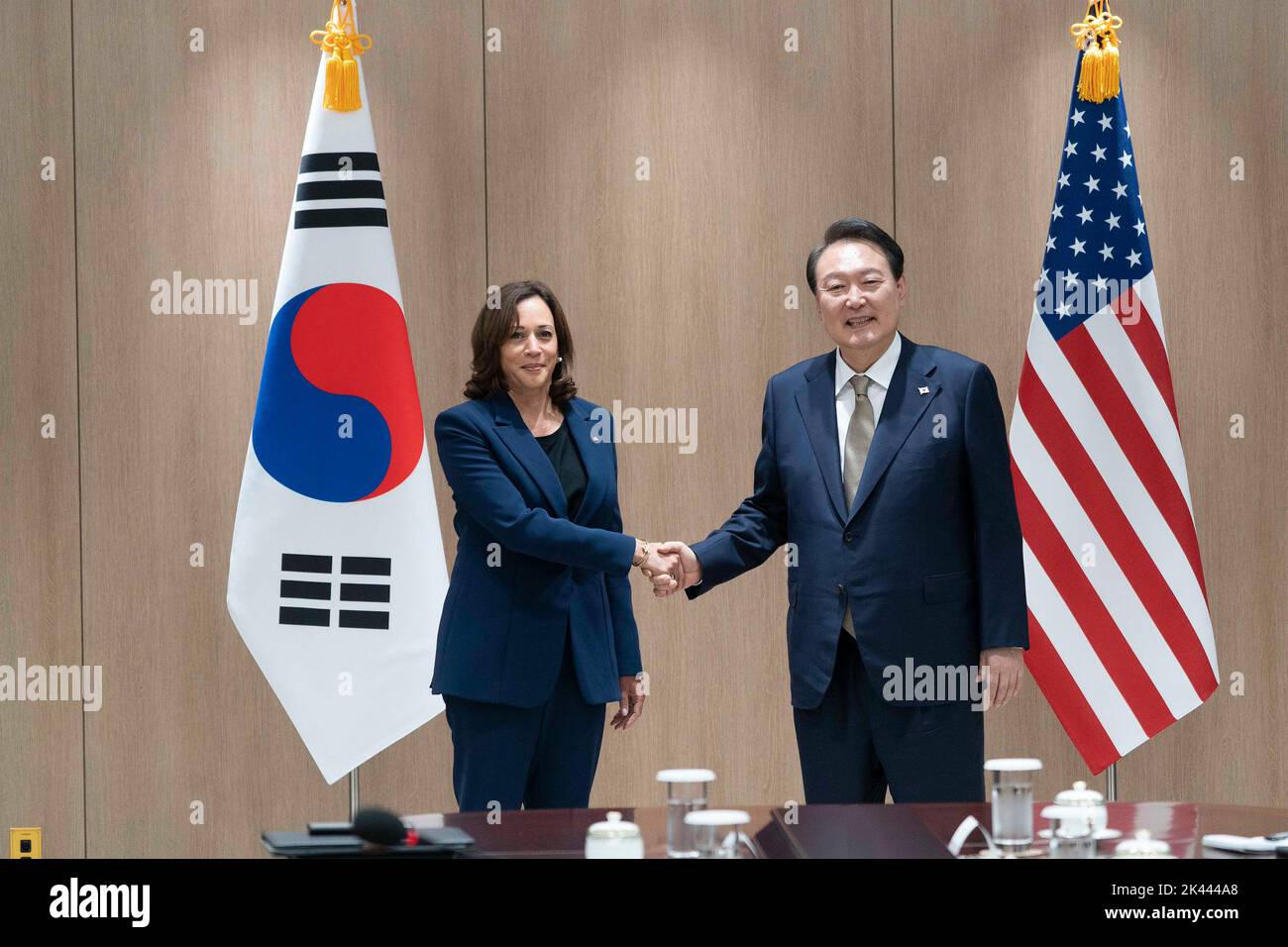 Seoul, Südkorea. 29. September 2022. Der südkoreanische Präsident Yoon Suk-yeol, rechts, schüttelt sich die Hände mit der US-Vizepräsidentin Kamala Harris, vor dem Beginn ihres bilateralen persönlichen Treffens im Präsidentenbüro im Bezirk Yongsan am, 29. September 2022 in Seoul, Südkorea. Kredit: Lawrence Jackson/Weißes Haus Foto/Alamy Live Nachrichten Stockfoto