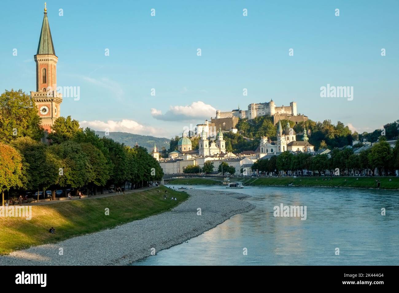 Österreich, Salzburg, Blick auf die Festung am Fluss Stockfoto