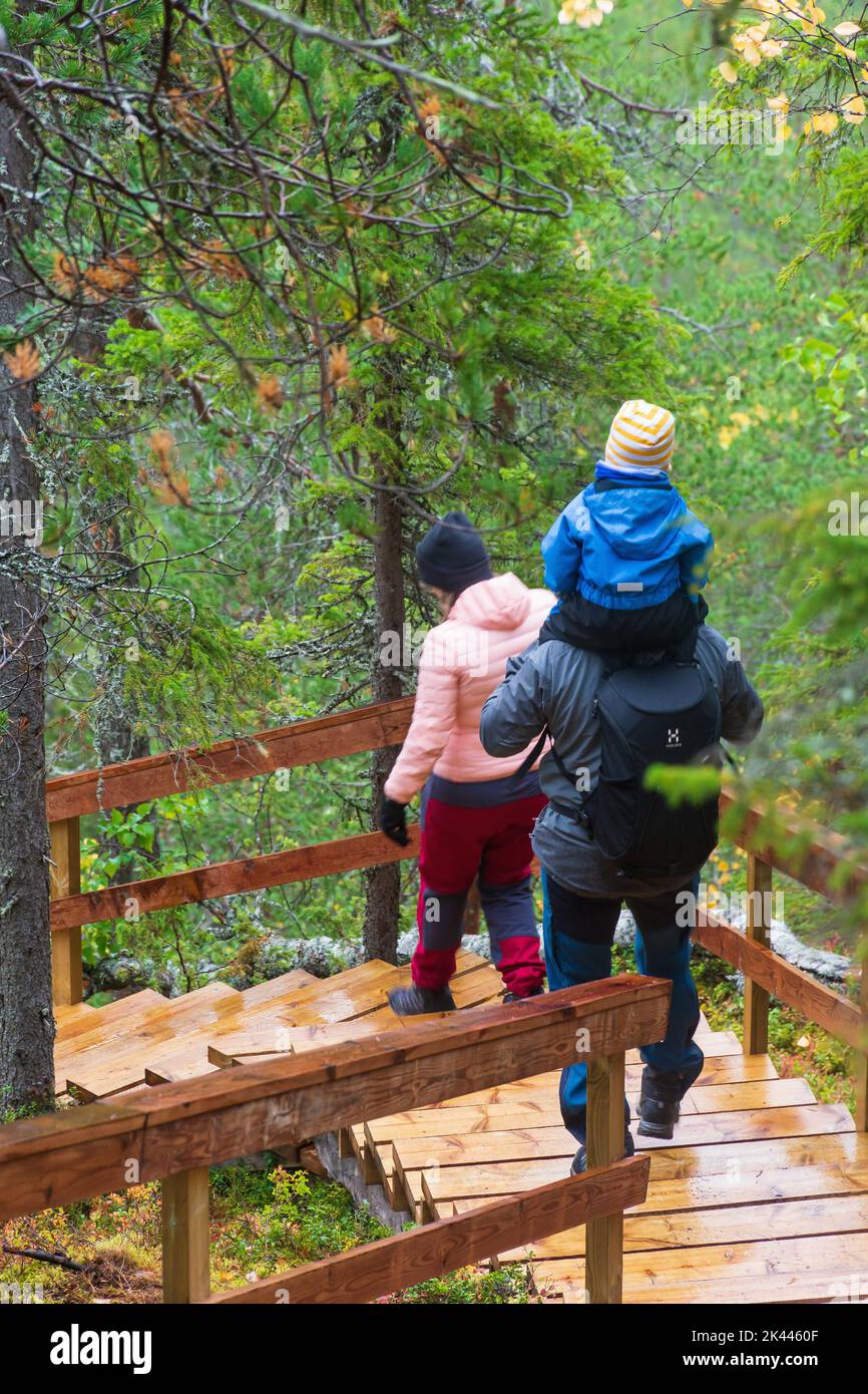 Menschen, die an der Holztreppe von Pallistajavaara in Pello Lappland hinuntergehen Stockfoto