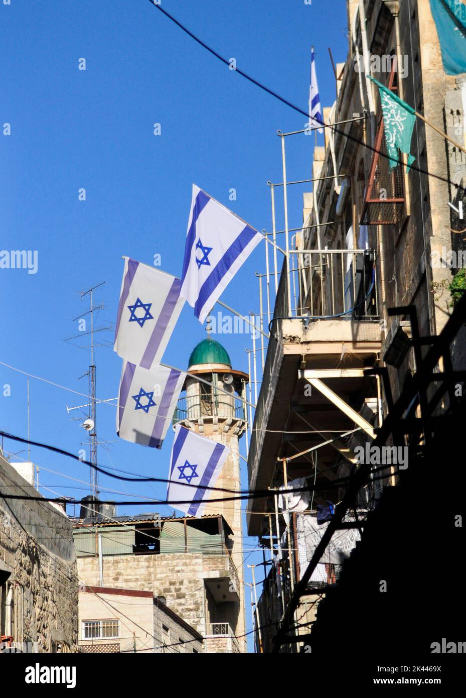 Israelische Flaggen, die vor Häusern hängen, die von jüdischen Menschen im Herzen des muslimischen Viertels in der Altstadt von Jerusalem gekauft wurden. Stockfoto