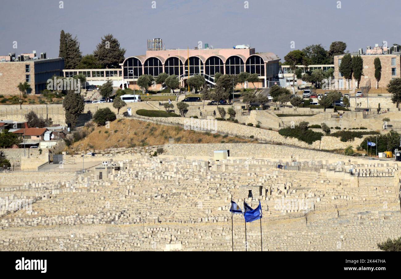 Blick auf den jüdischen Friedhof und das Hotel 7 Arches auf dem Ölberg in Jerusalem. Stockfoto