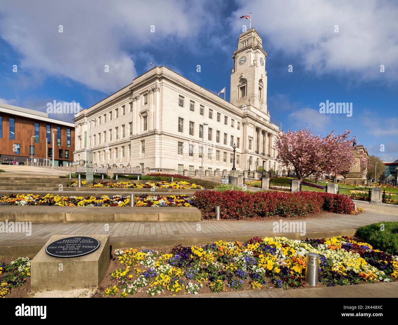 24. April 2022: Barnsley, South Yorkshire, UK - Barnsley Town Hall an einem schönen Frühlingsmorgen. Der Barnsley Pals Centtenary Square erinnert vor Ort. Stockfoto