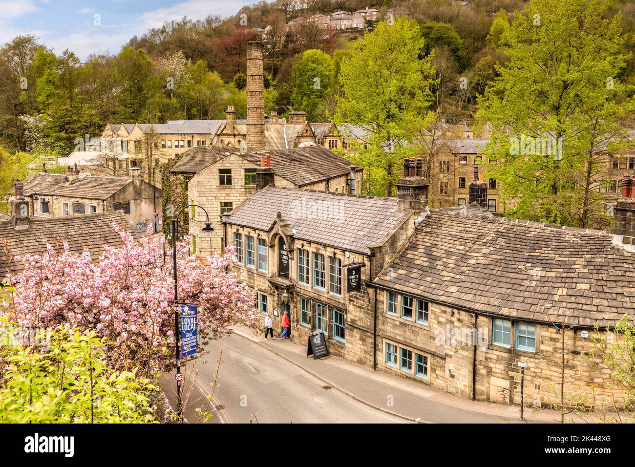 27. April 2022: Hebden Bridge, West Yorkshire, UK - Blick über die wunderschöne Yorkshire Mill Stadt Hebden Bridge, mit dem White Lion Hotel, Kirsche.. Stockfoto