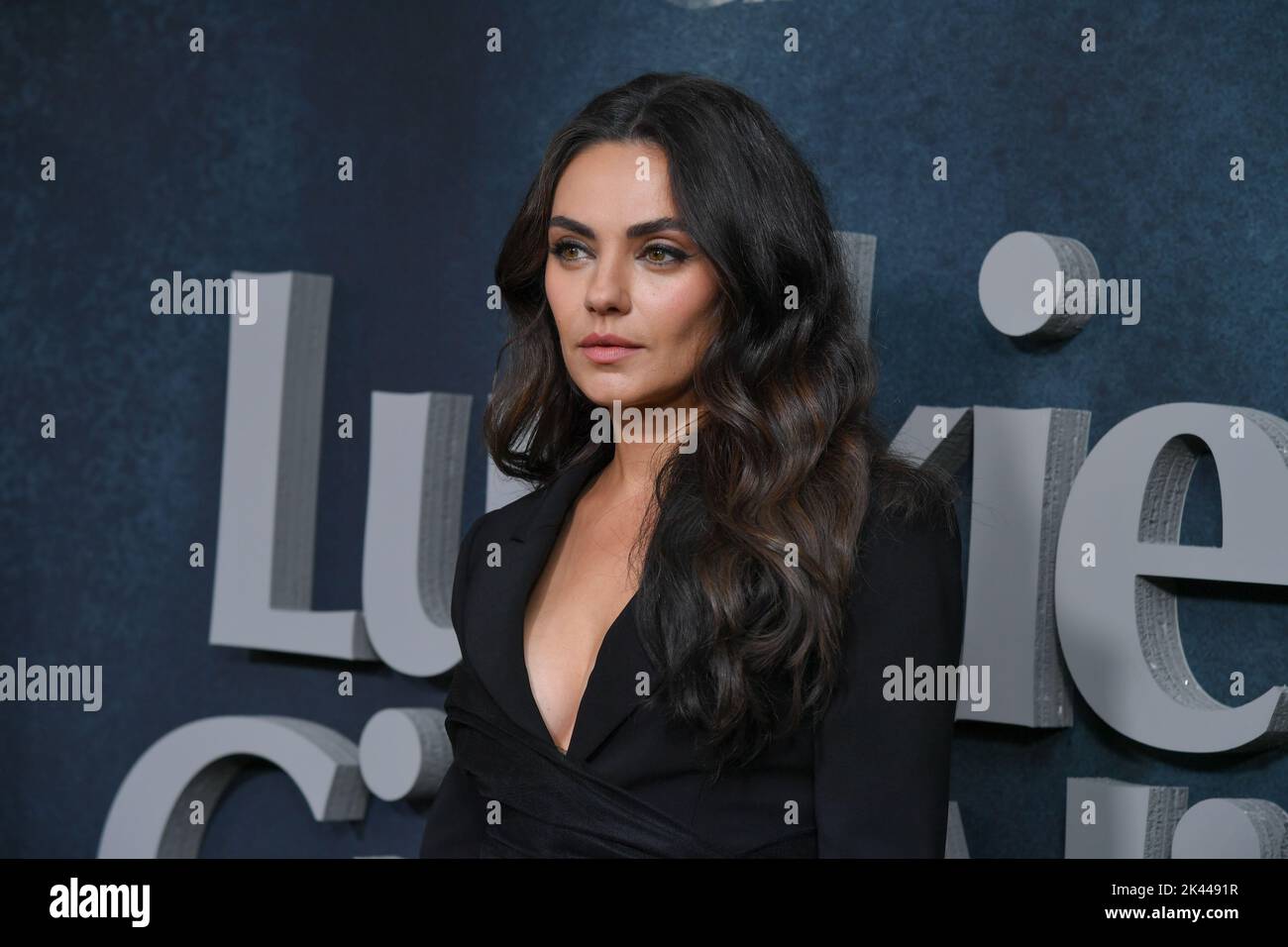 Mila Kunis nimmt an Netflix's 'Luckiest Girl Alive'Premiere im Pariser