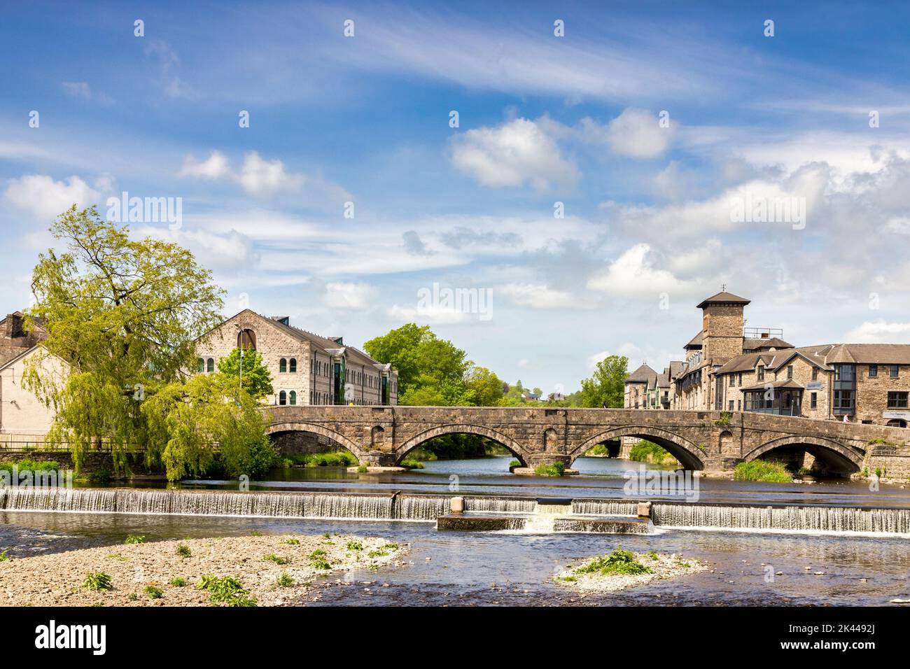 14. Mai 2022: Kendal, Cumbria, Großbritannien - die Stramongate Bridge, die aus dem Jahr 1794 stammt, und der Fluss Kent bei Kendal. Auf der rechten Seite befindet sich das Riverside Hotel. Stockfoto