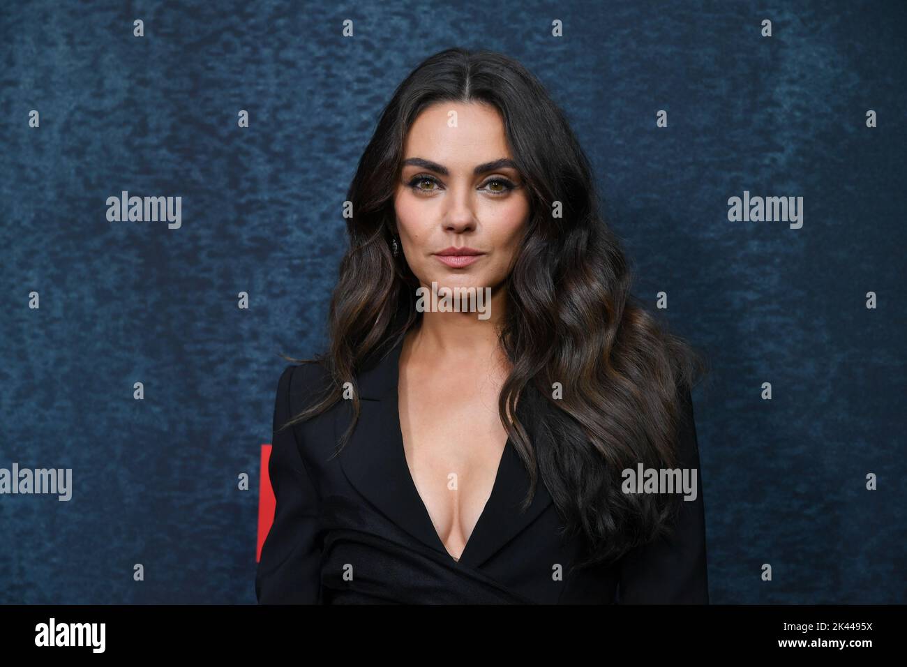 Mila Kunis nimmt an Netflix's 'Luckiest Girl Alive'Premiere im Pariser