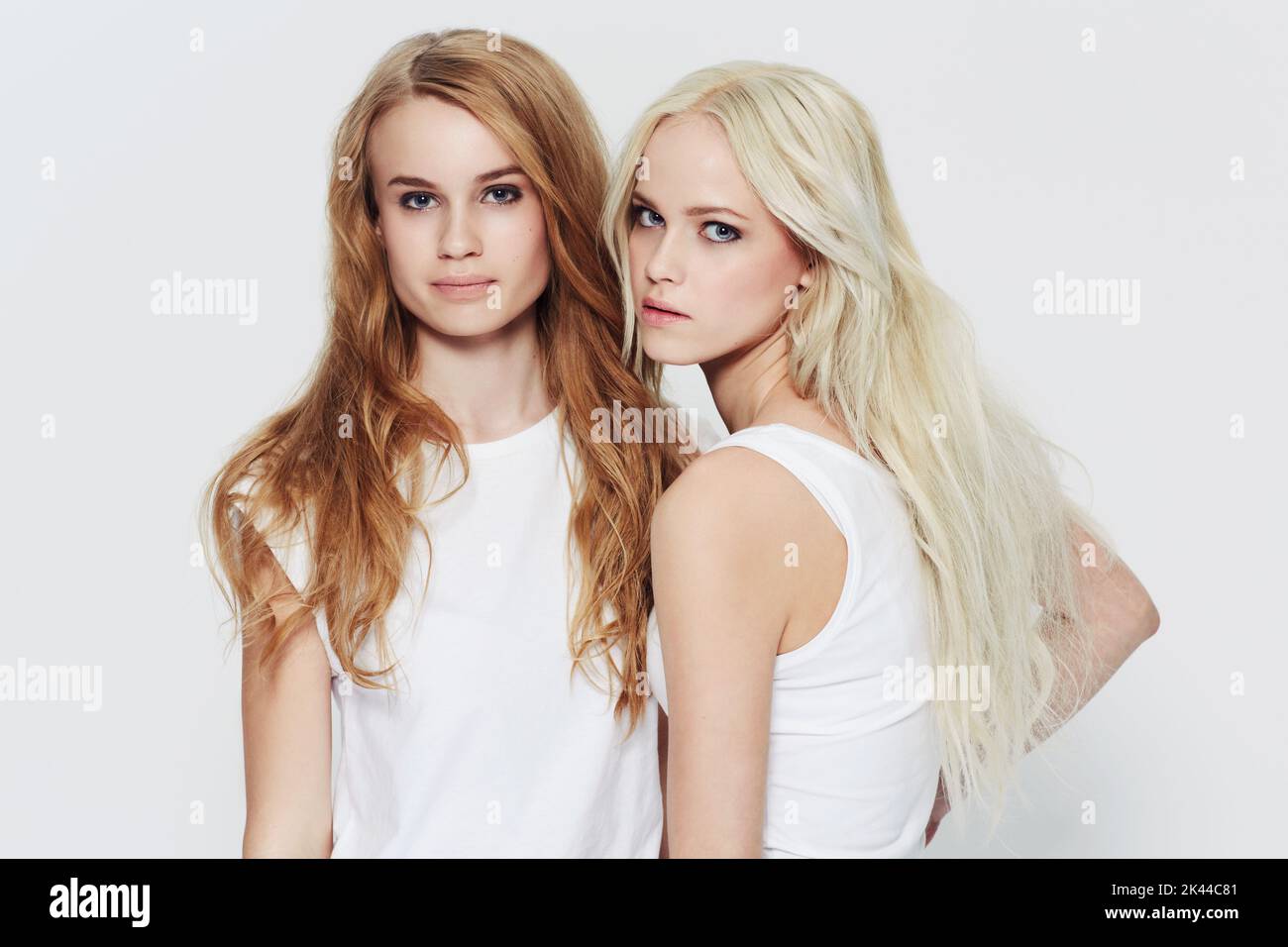 Sie sind Trendsetter. Studioportrait von zwei jungen Models vor weißem Hintergrund. Stockfoto