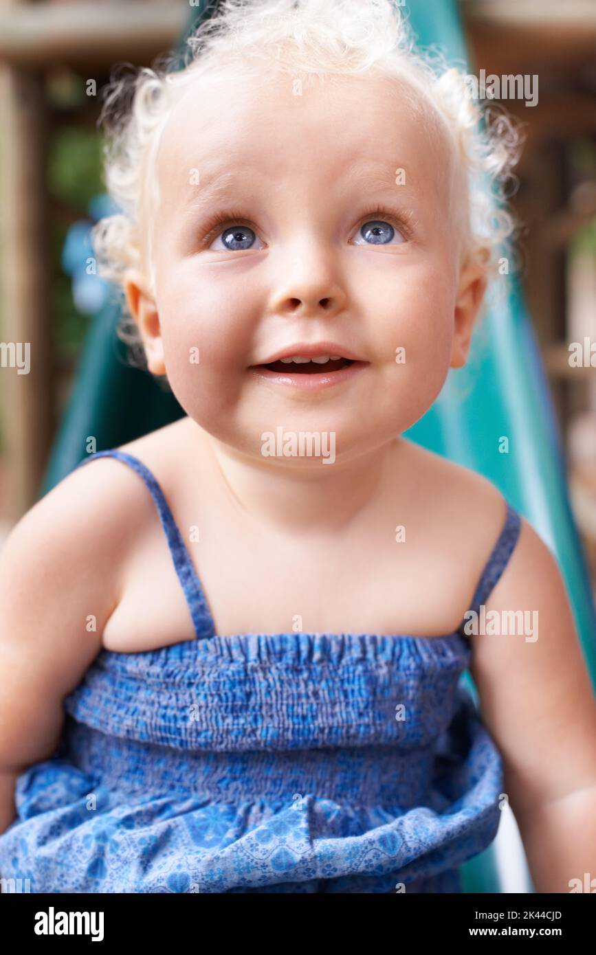 Sie hat ihre Mütter Augen...Nahaufnahme eines entzückenden Baby-Fgirl mit lockigen blonden Haaren. Stockfoto