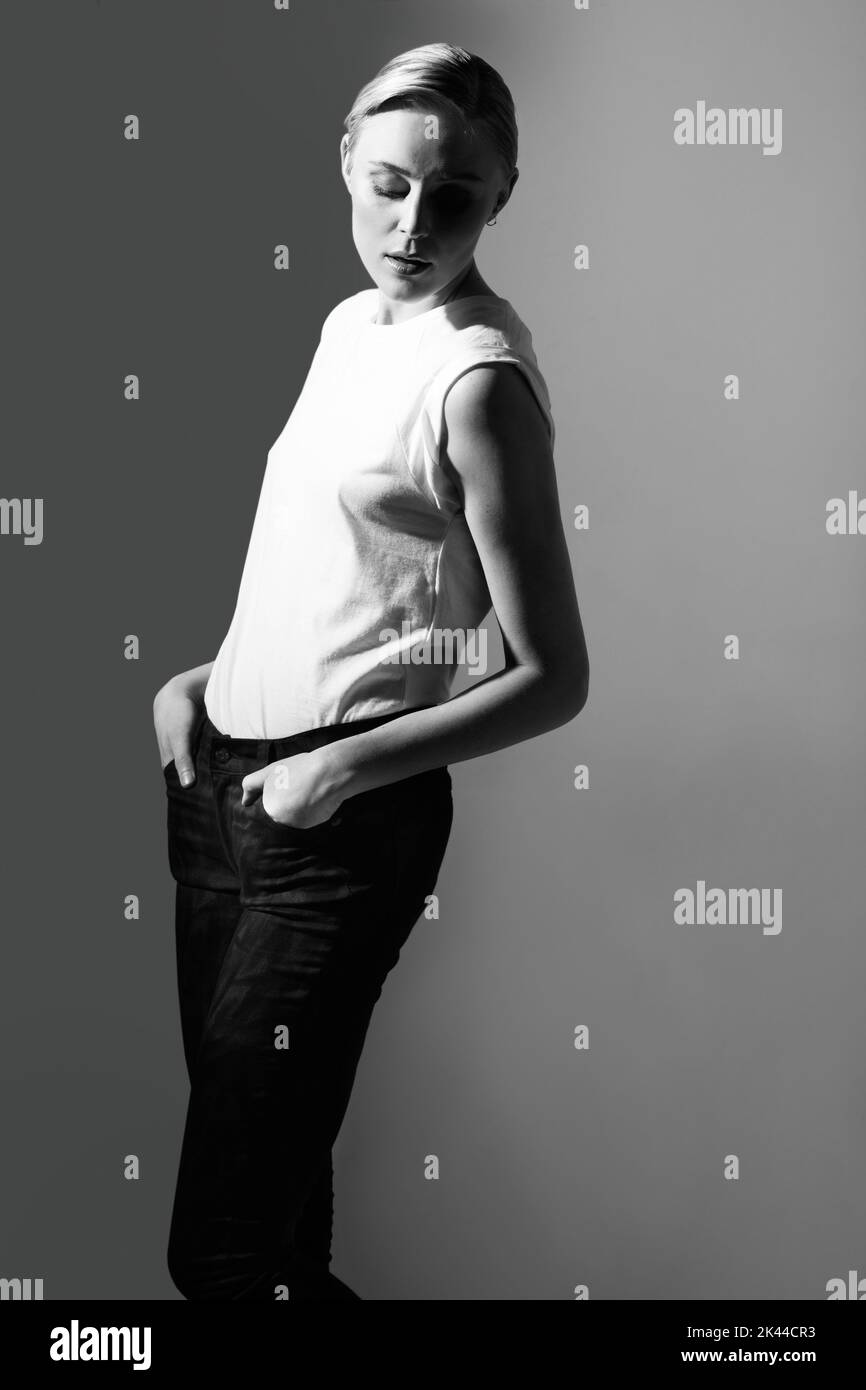 Klassischer Style. Schwarz-weißes Bild einer schönen Frau, die in legerer Kleidung posiert. Stockfoto