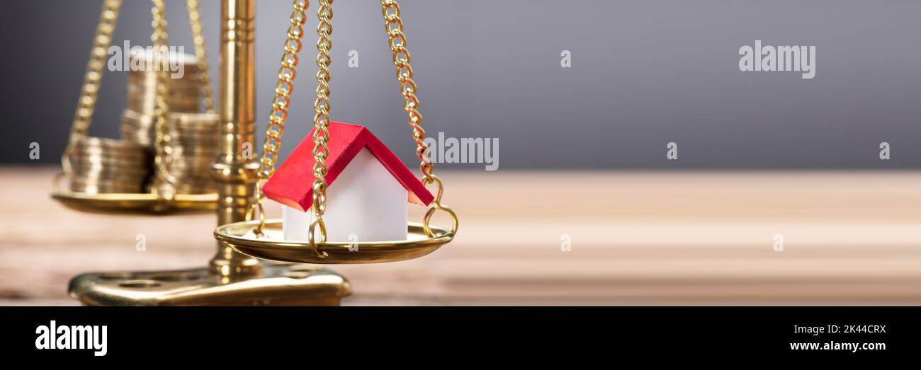 Geldeinsparungen. Vergleiche Die Nahaufnahme Des Fonds Stockfoto