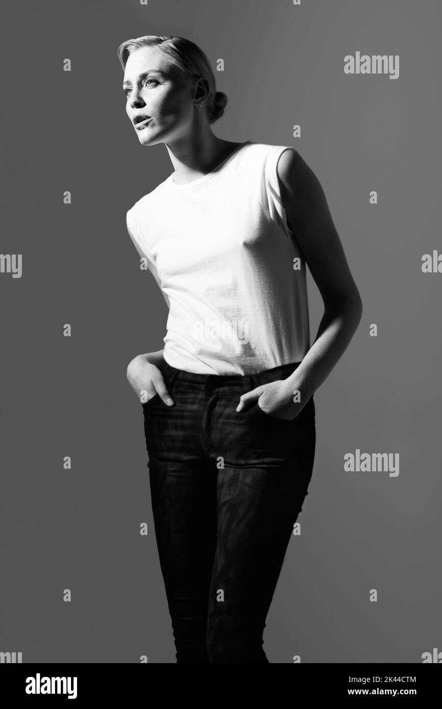 Mühelose Eleganz. Schwarz-weißes Bild einer schönen Frau, die in legerer Kleidung posiert. Stockfoto