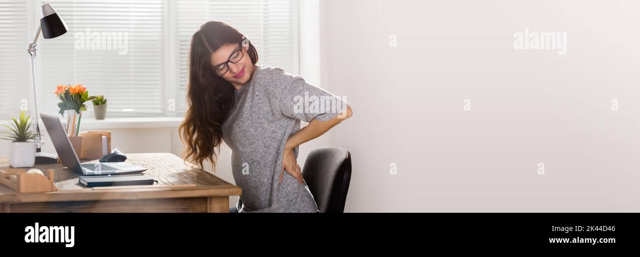 Rückenschmerzen Sitzen Auf Dem Stuhl Bei Der Arbeit Stockfoto