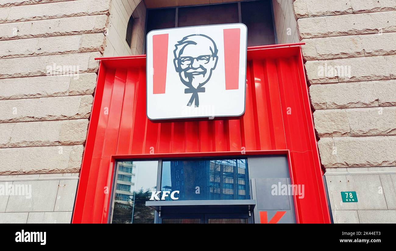 SHANGHAI, CHINA - 1. APRIL 2020 - Ein KFC-Restaurant wird am 1. April 2020 in Shanghai, China, zu sehen sein. Das Fast-Food-Unternehmen KFC erzielte ein globales Betriebsergebnis Stockfoto