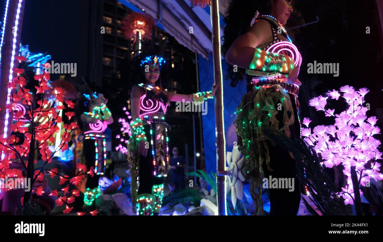 Let's Glow Together Night Parade schwimmt auf der Beach Road in Pattaya, Thailand Stockfoto