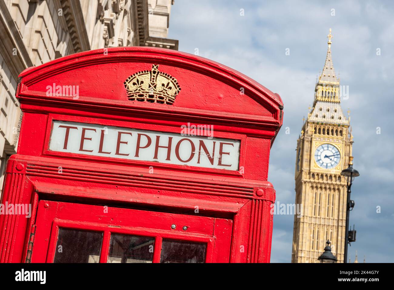 Typische rote Telefonbox mit Big Ben im Hintergrund. London, England. Selektiver Fokus Stockfoto