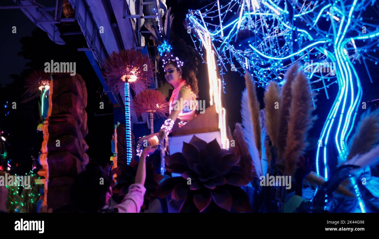 Let's Glow Together Night Parade schwimmt auf der Beach Road in Pattaya, Thailand Stockfoto