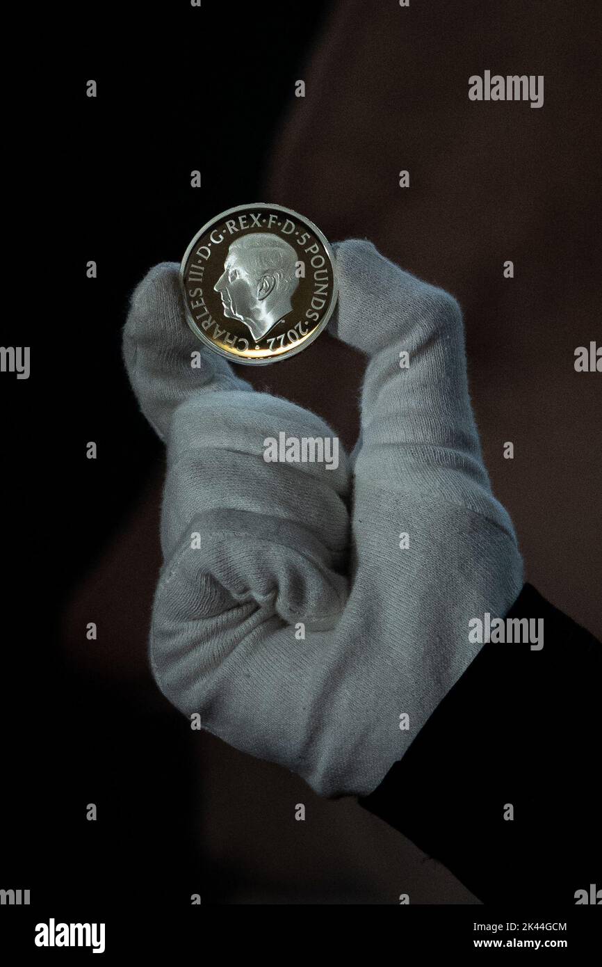 Das offizielle Münzbild von König Karl III. Auf einer Krone aus dem