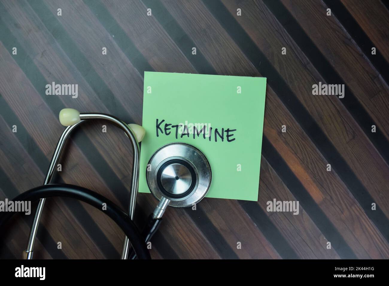 Konzept von Ketamin schreiben auf klebrig mit Stethoskop Notizen isoliert auf Holztisch. Stockfoto