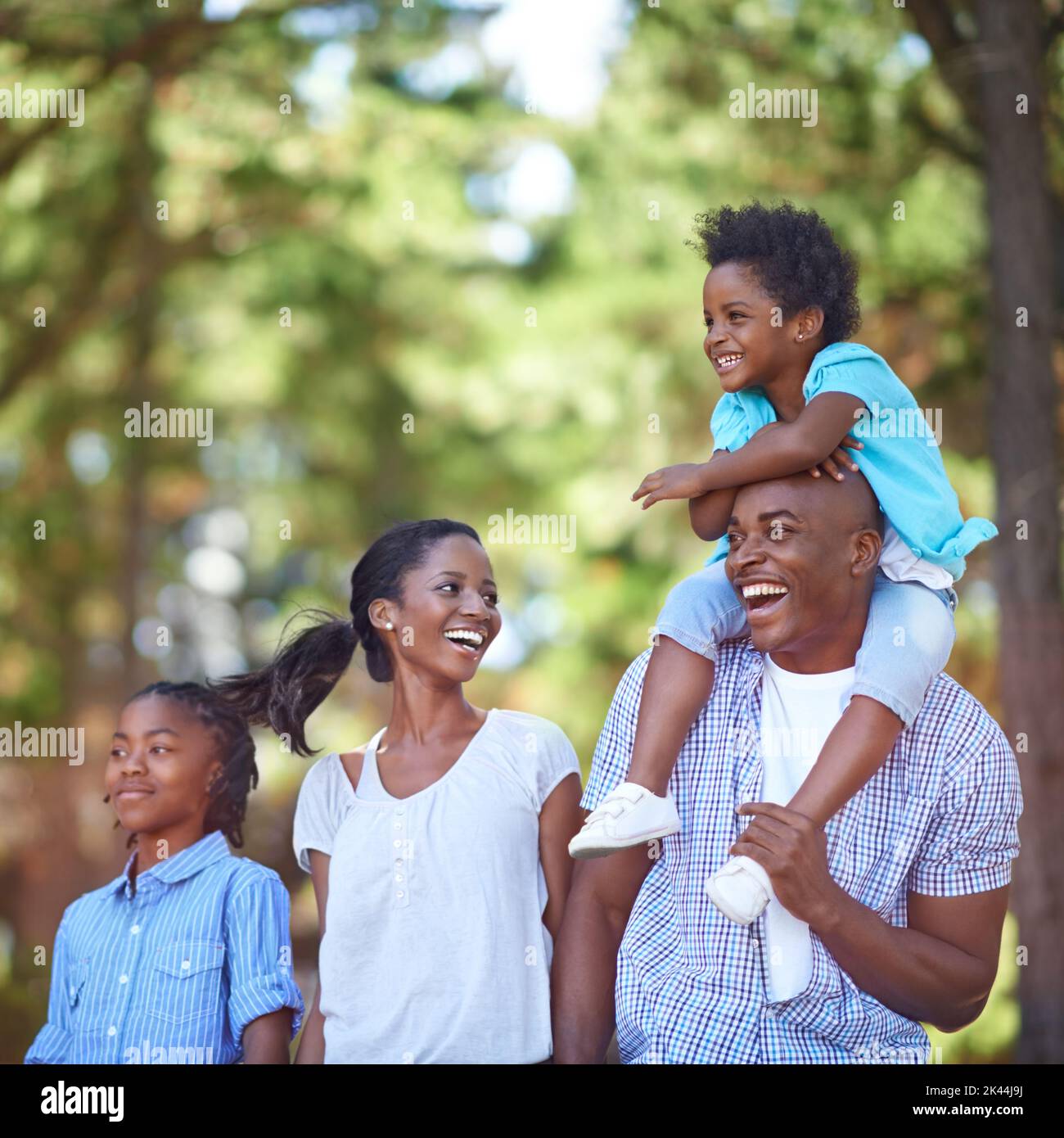 Zeit mit der Familie in der freien Natur. Nette afroamerikanische Familie, die gemeinsam Zeit in der Natur verbringt. Stockfoto