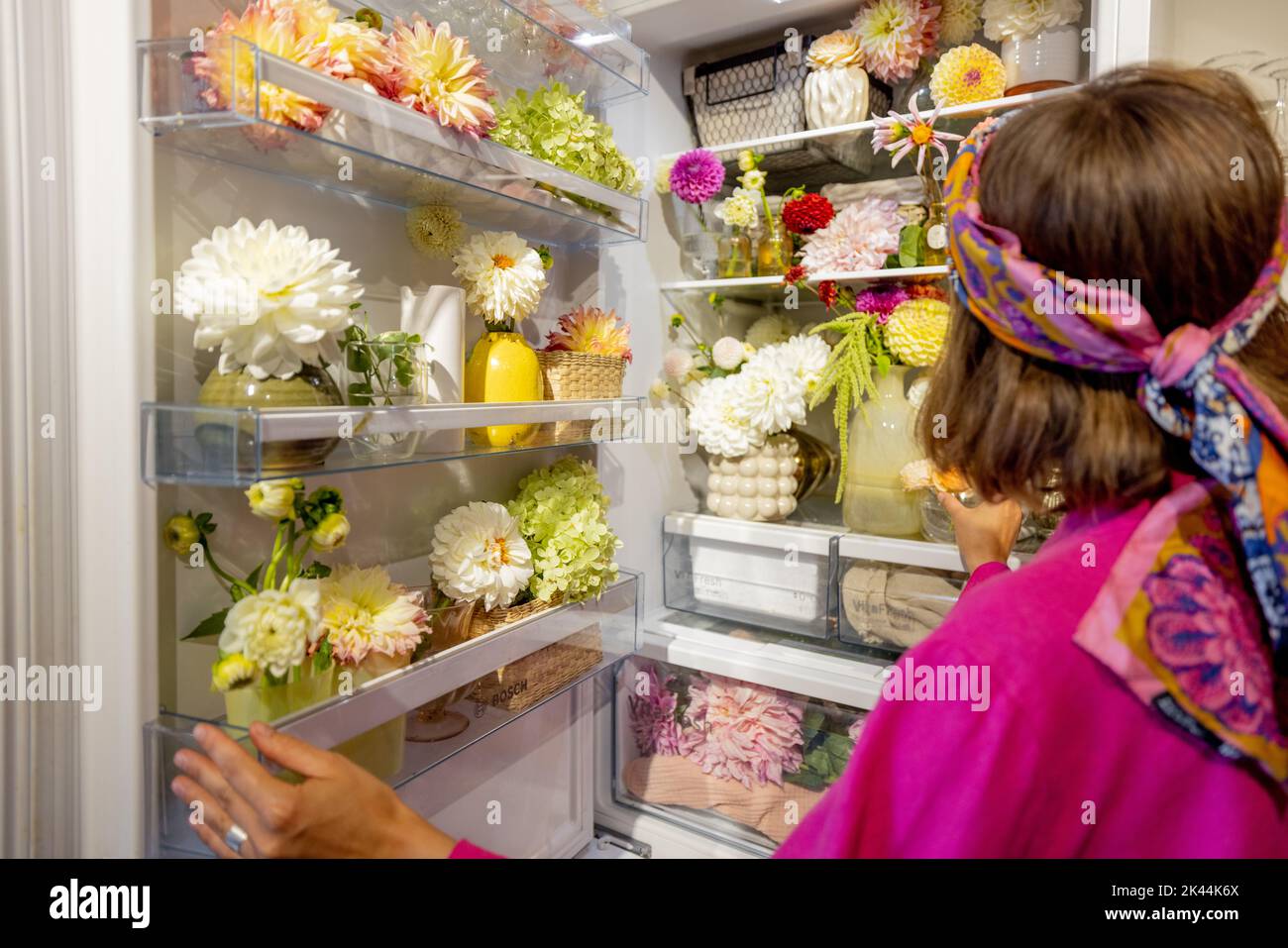 Kühlschrank voll mit verschiedenen cuted Blumen Stockfoto