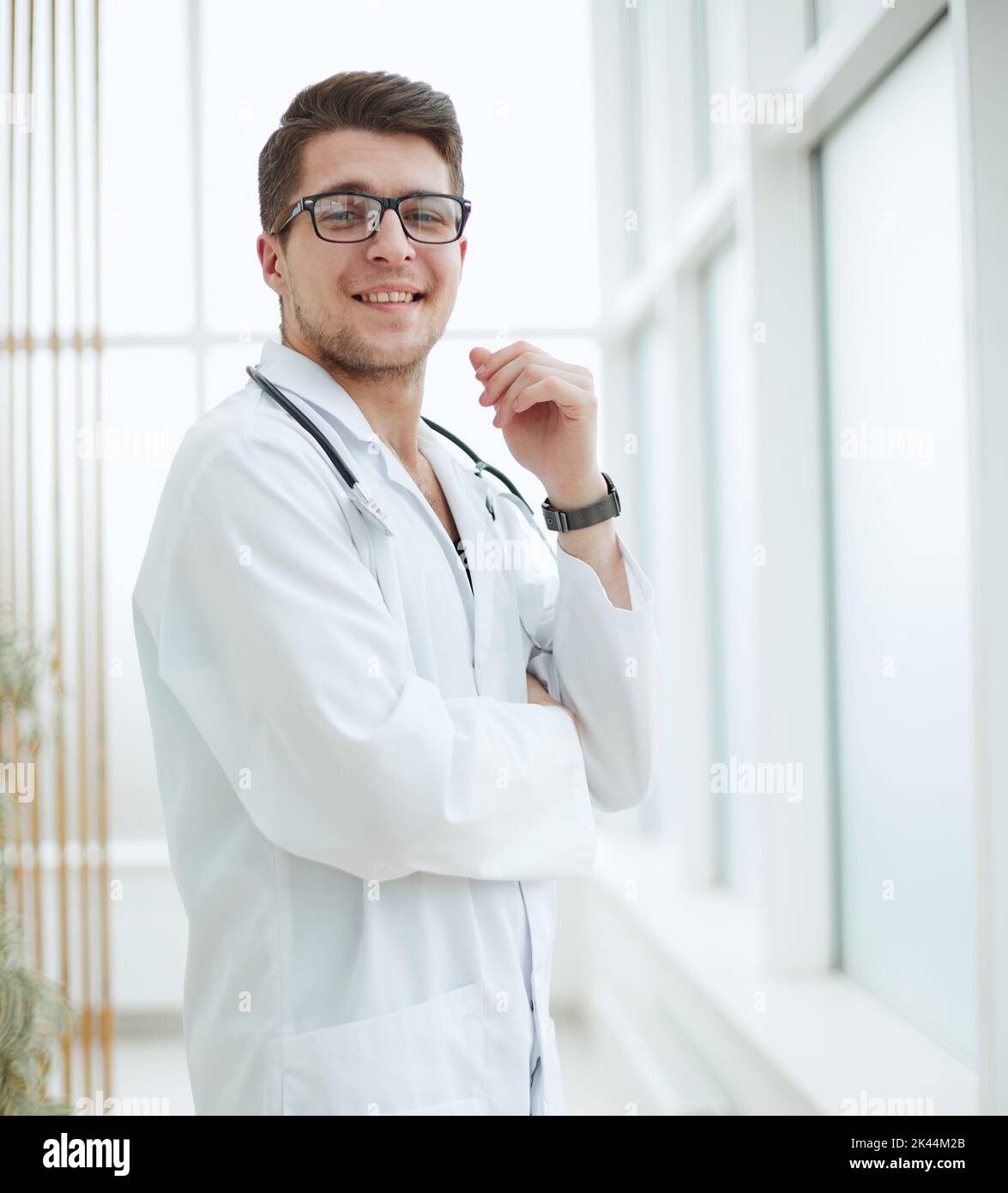 Hübscher junger Arzt im medizinischen Büro Stockfoto