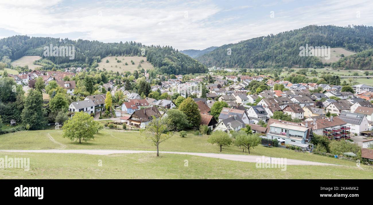 Luftbild des Dorfes im Kinzig-Flusstal, aufgenommen im Sommerlicht von Süden in Hausach, Schwarzwald, Baden Wuttenberg, Deutschland Stockfoto