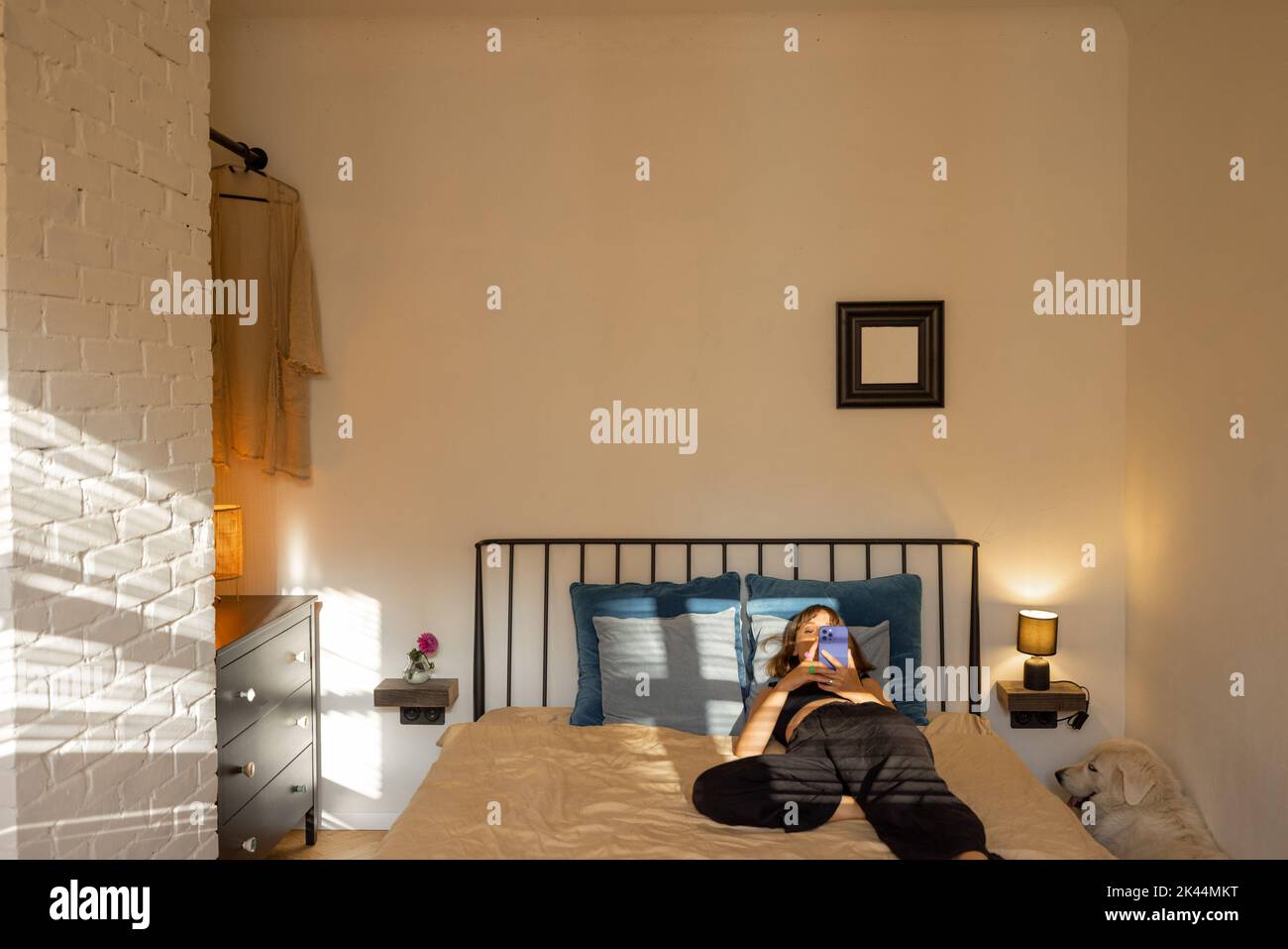 Frau entspannende im Schlafzimmer Stockfoto