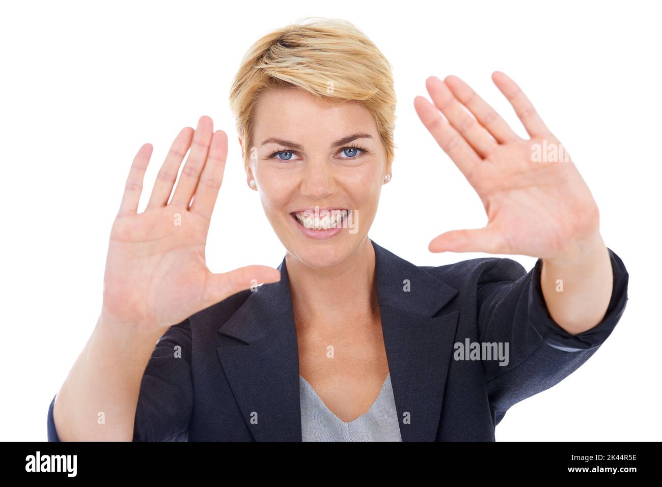 Messung ihres Erfolgs. Porträt einer jungen Geschäftsfrau, die Sie mit ihren Händen umrahmt. Stockfoto