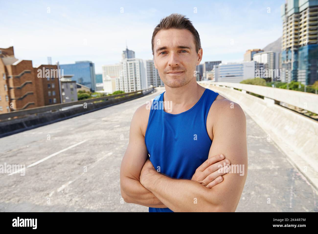 Stolz und bereit. Junger Mann bereit für einen Lauf durch die Stadt - Stadthintergrund. Stockfoto