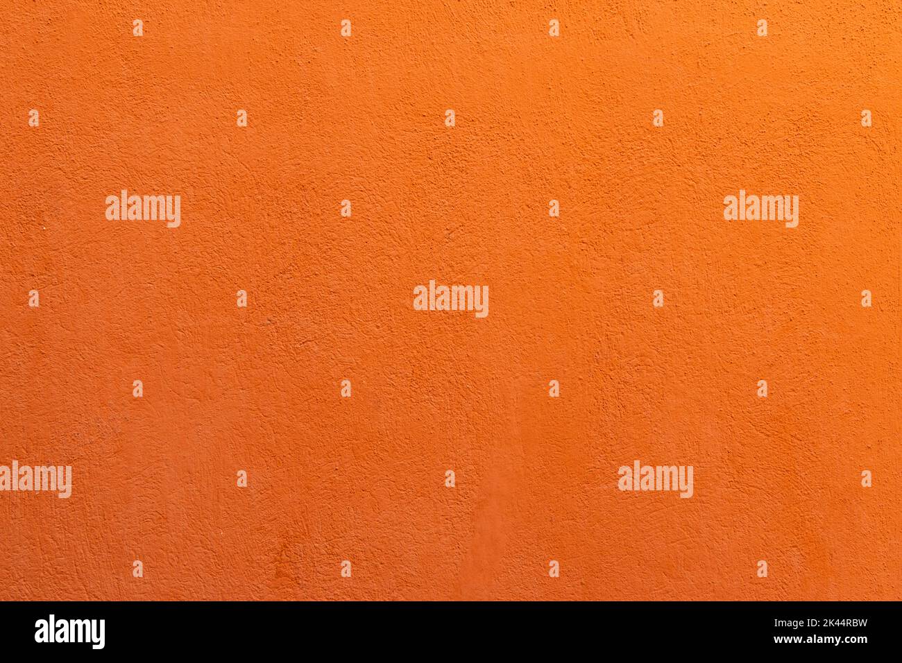 Orange gemalte Wandstruktur Hintergrund. Stockfoto