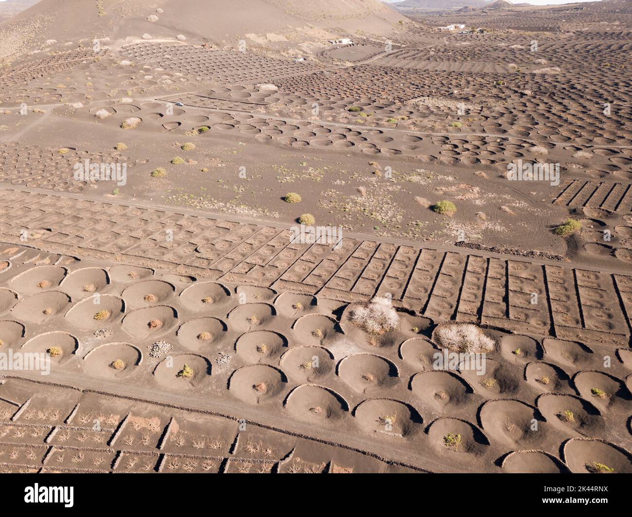 Atemberaubende Vulkanlandschaft von oben, Lanzarote, Kanarische Inseln, Spanien Stockfoto